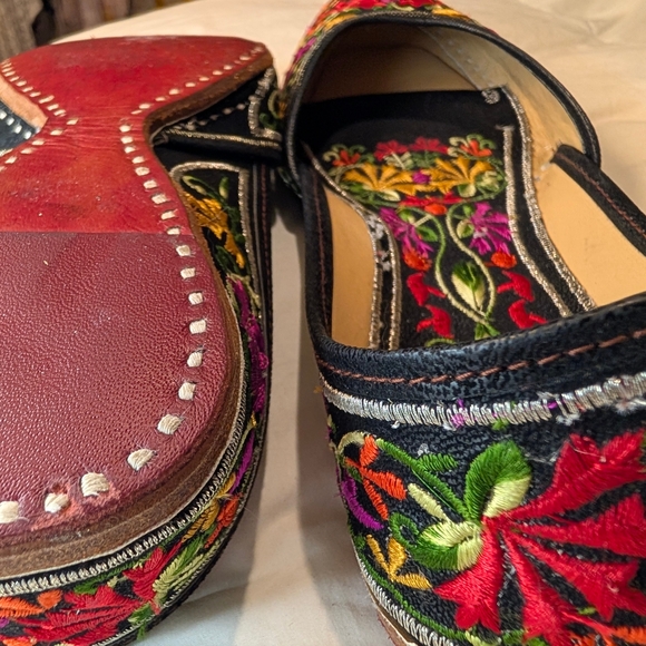 Handcrafted Embroidered Women's Shoes - Picture 2 of 4